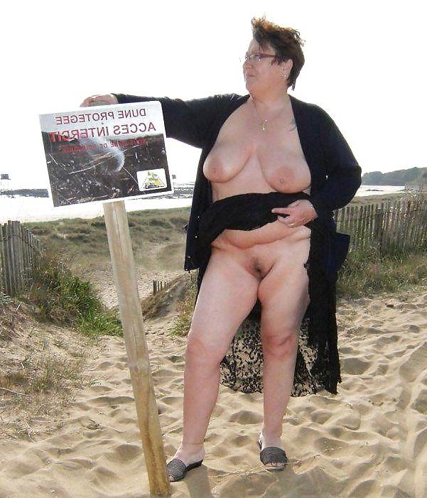 24P Grandma naked outdoor 01.