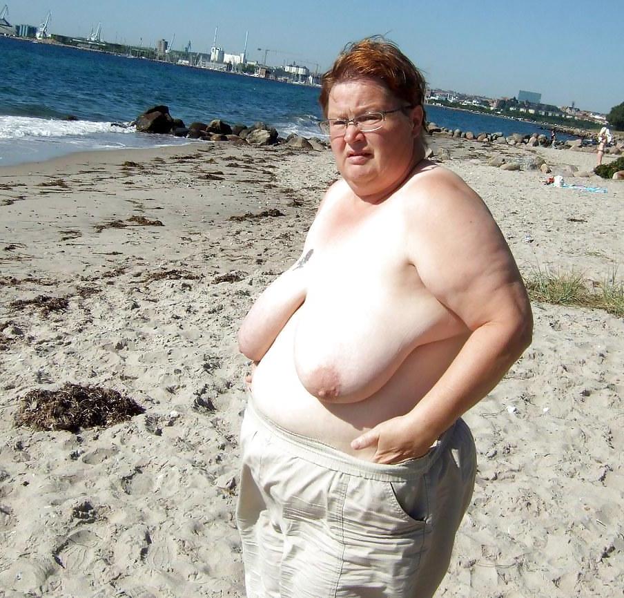 24P Grandma naked outdoor 01.