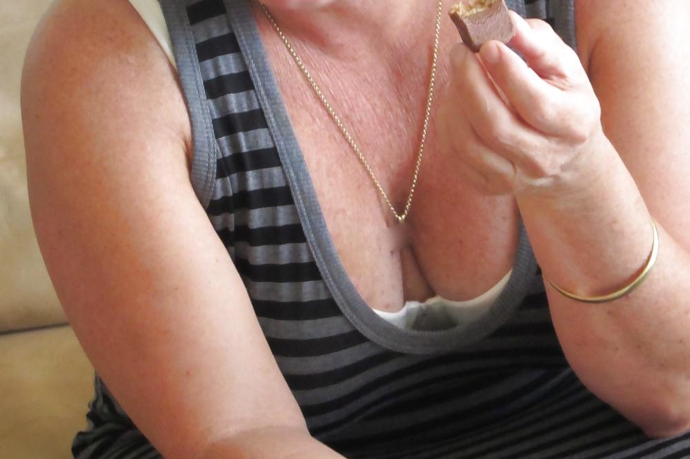 25P Michelle's amazing big tits and sexy cleavage...
