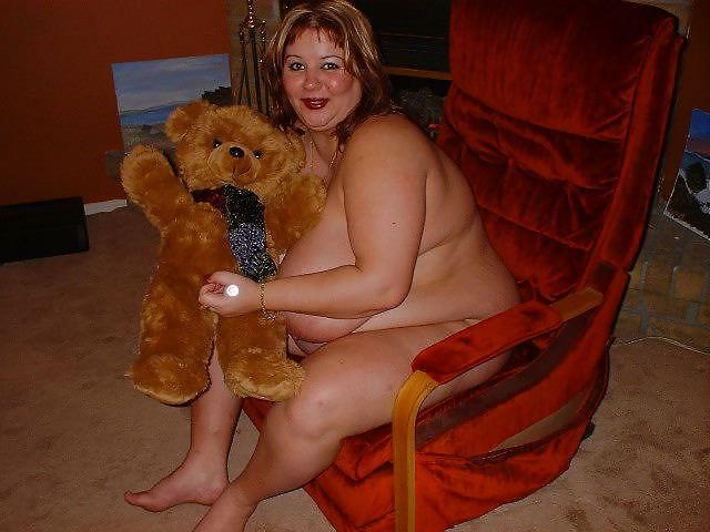 25P MILF BBW posing in her living room at X-mas