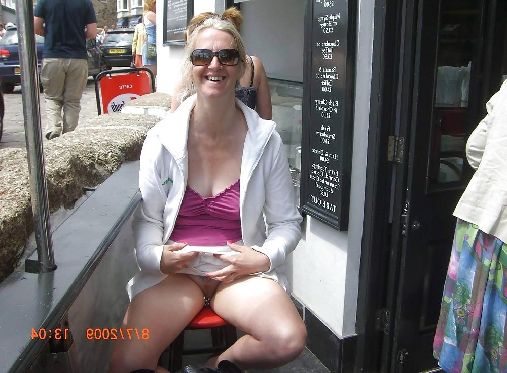 24P Mature women is fogot her slip 2.