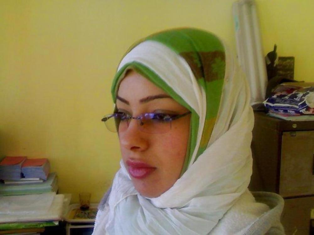 5P Arab girl cleavage