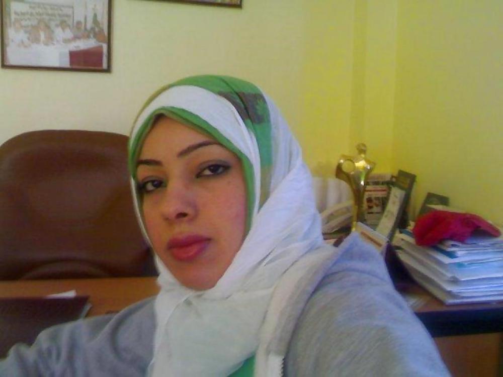 5P Arab girl cleavage