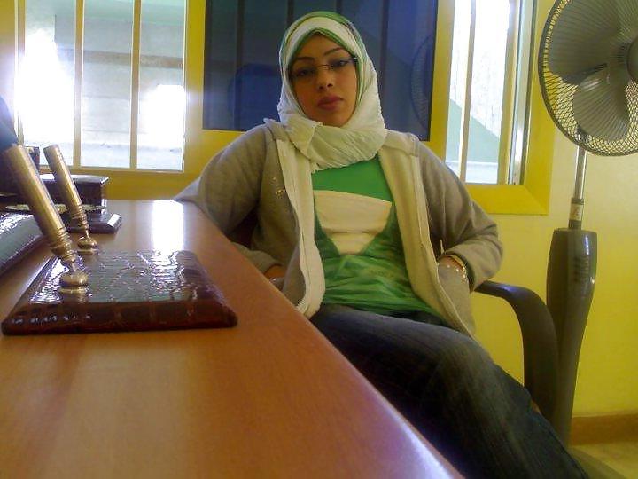 5P Arab girl cleavage
