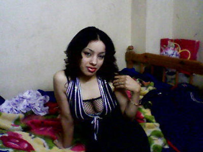 5P Arab girl cleavage