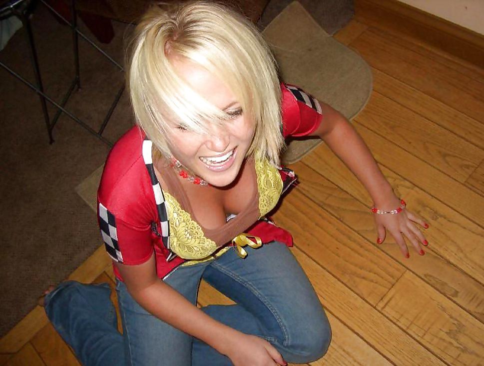 24P Downblouse - Cleavage 4