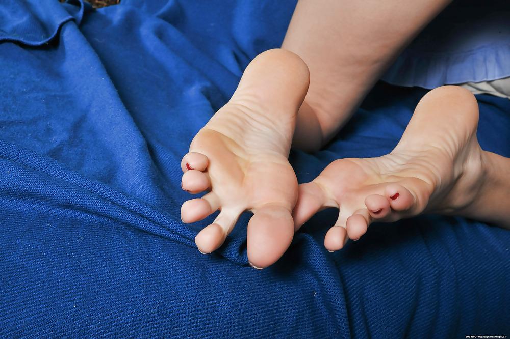25P Foot fetish gallery 7