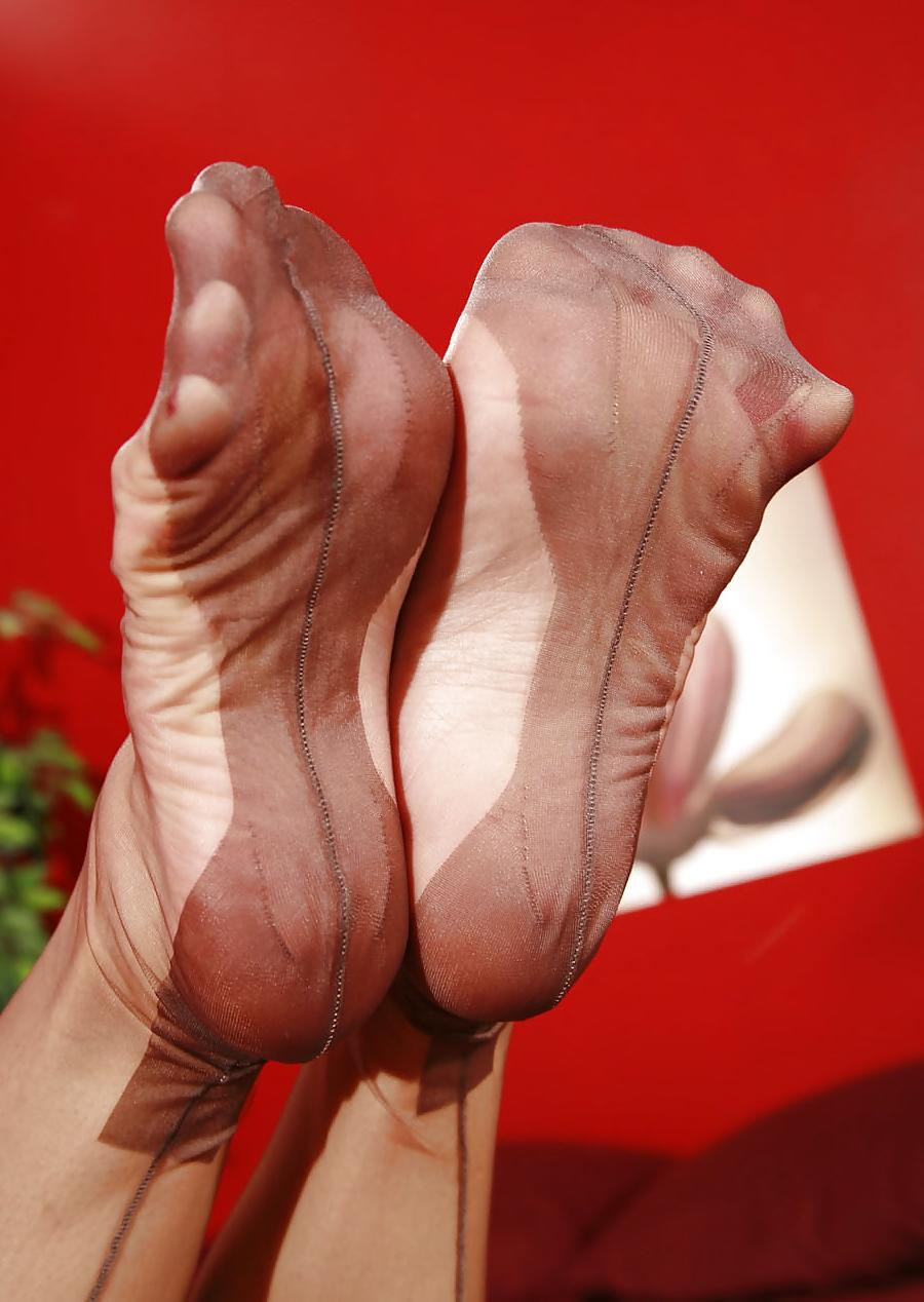 25P Asian pornstar's foot tease