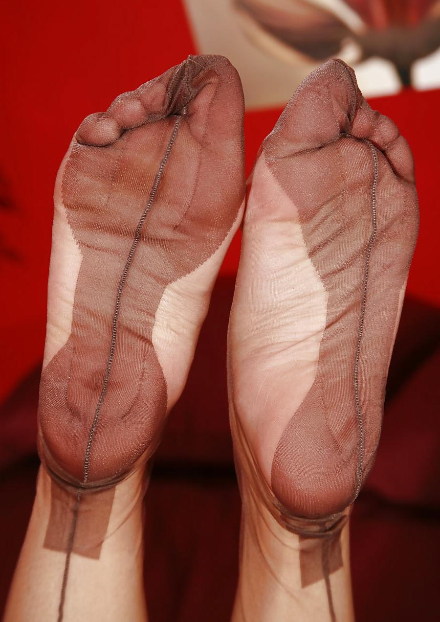 25P Asian pornstar's foot tease