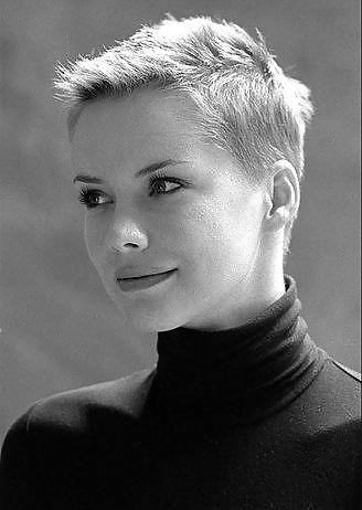 25P More celebs with short hair