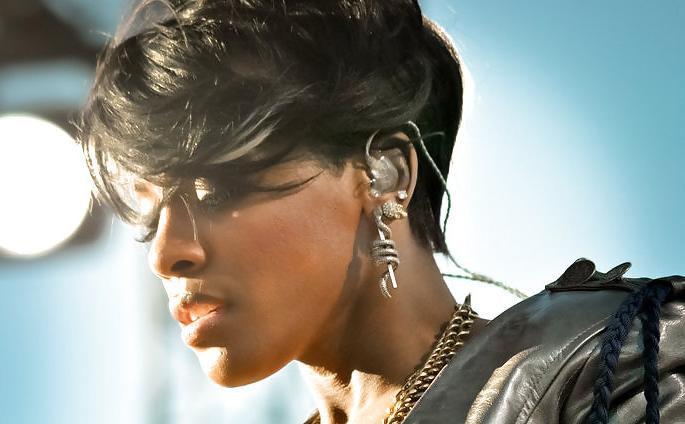 25P More celebs with short hair