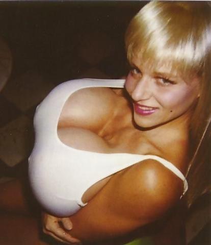 25P Bimbos Cleavage By TROC