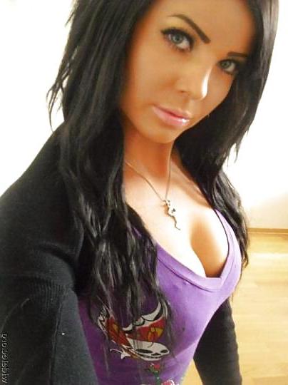 25P More cleavage pics