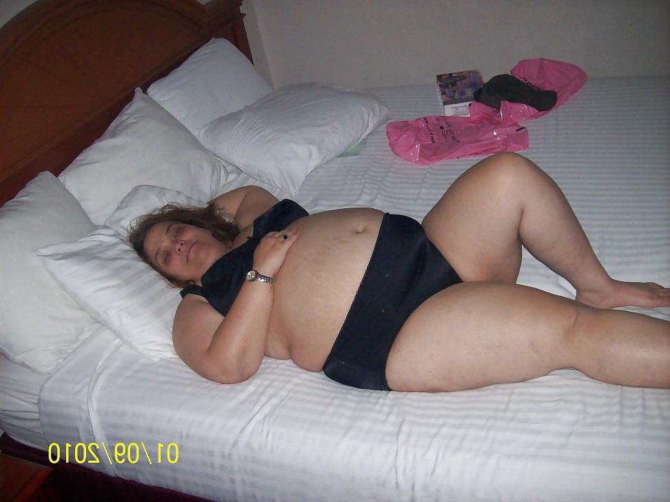 21P My BBW Wife Older Pics Spread Legs with High Heels 