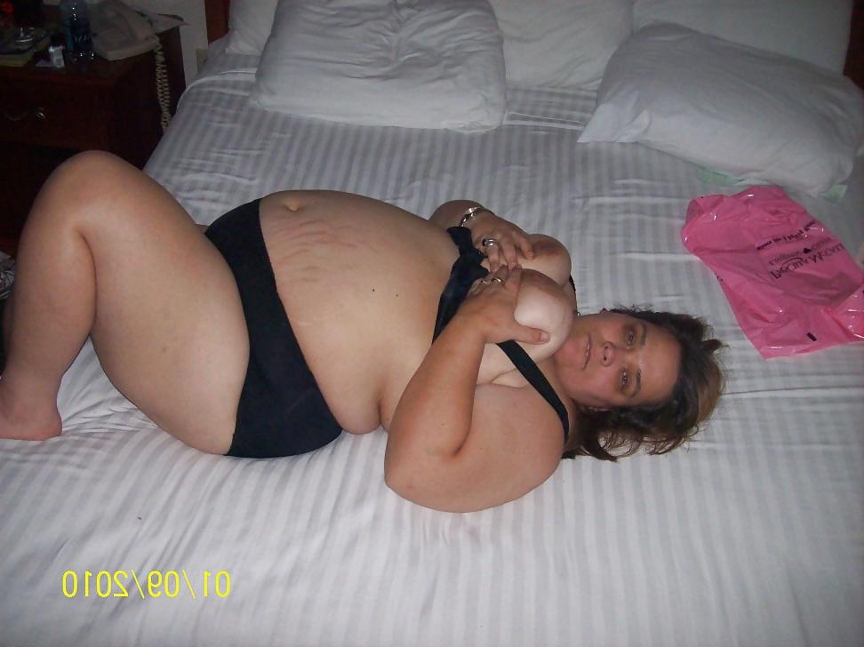 21P My BBW Wife Older Pics Spread Legs with High Heels 
