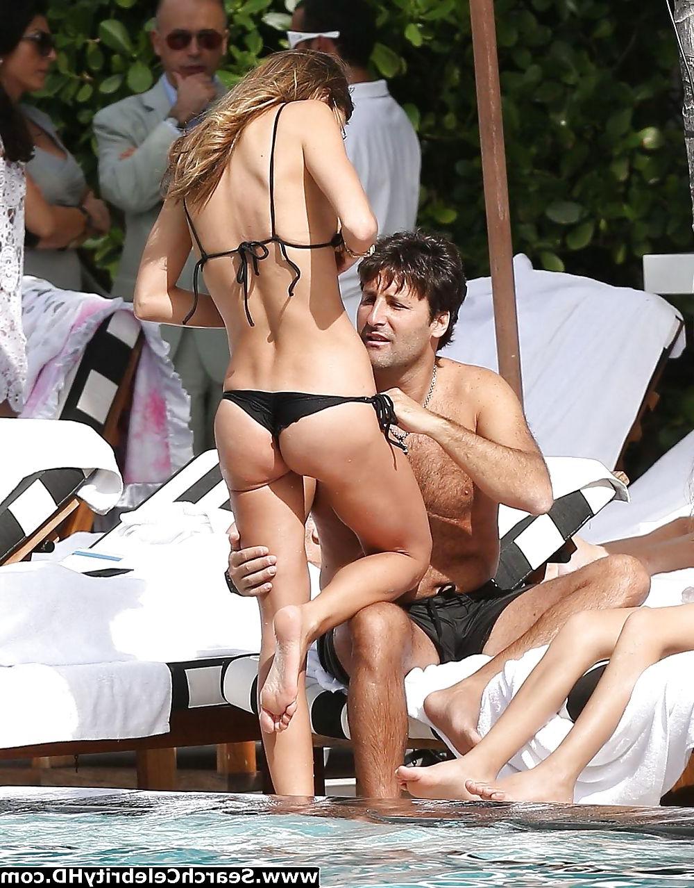 14P Claudia Galanti Bikini Pussy Lip Slip Candids