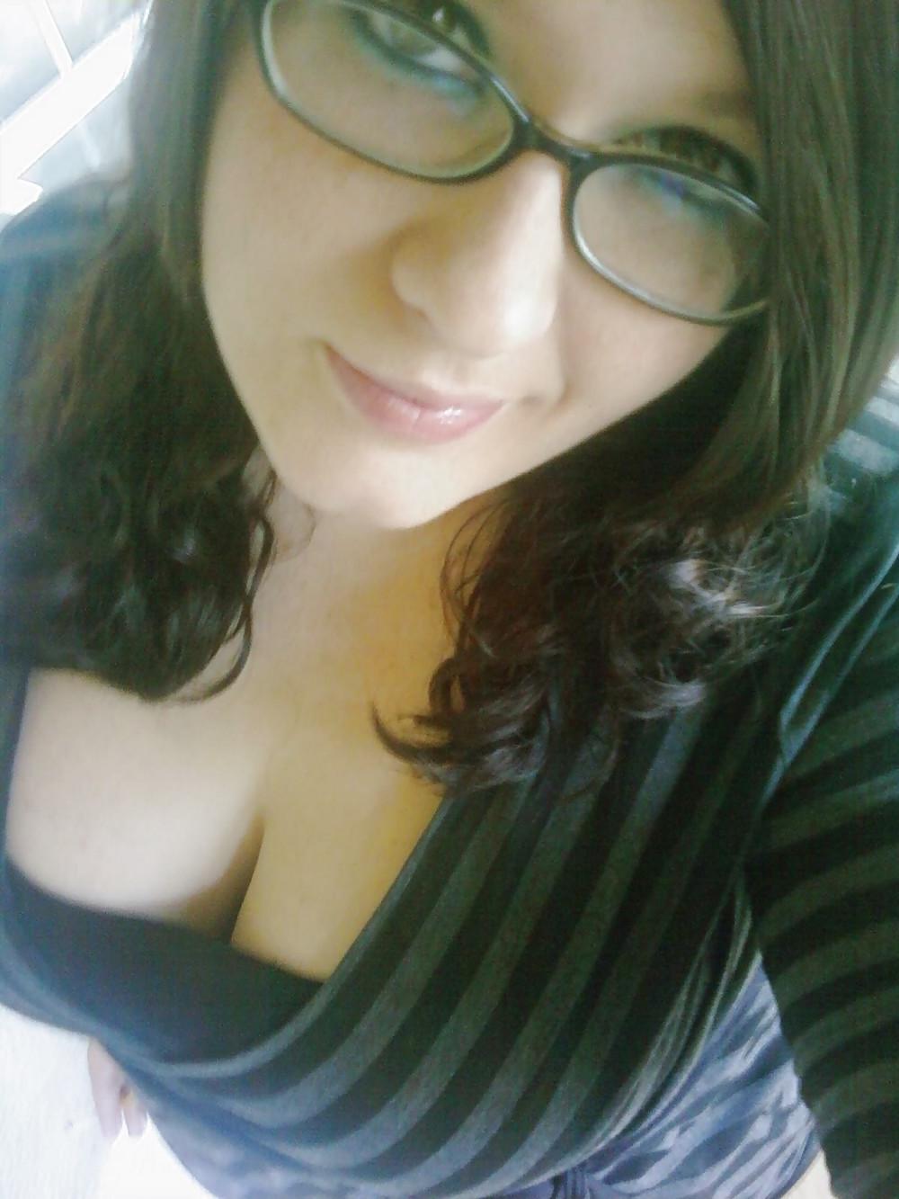 18P Curvy Cleavage Babe