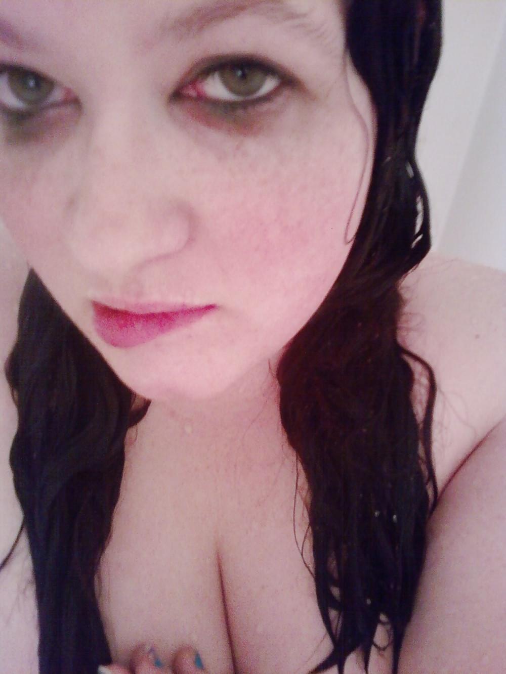 18P Curvy Cleavage Babe