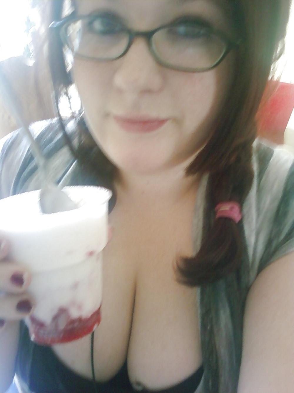 18P Curvy Cleavage Babe