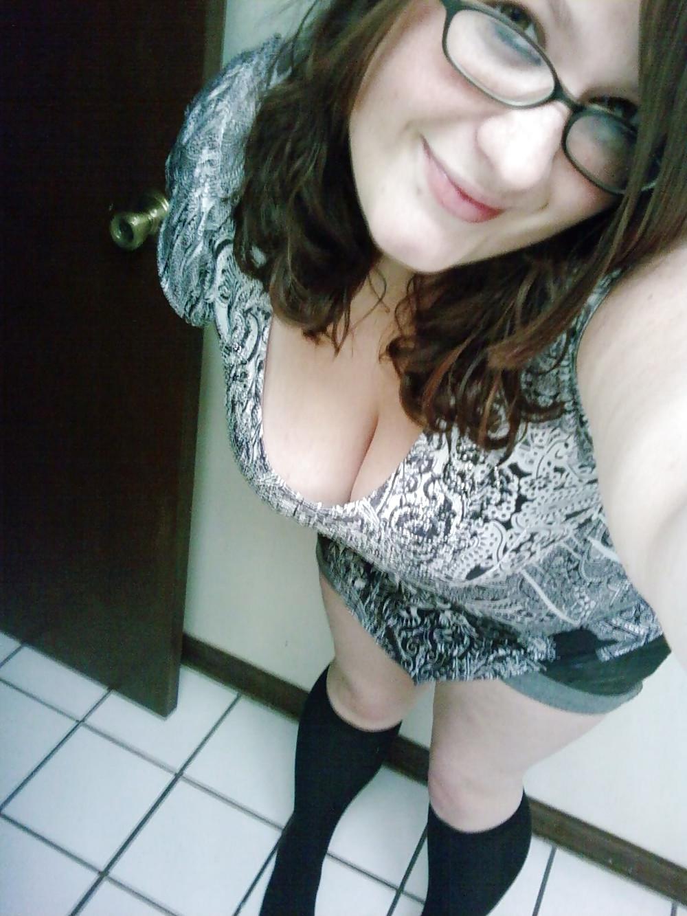 18P Curvy Cleavage Babe