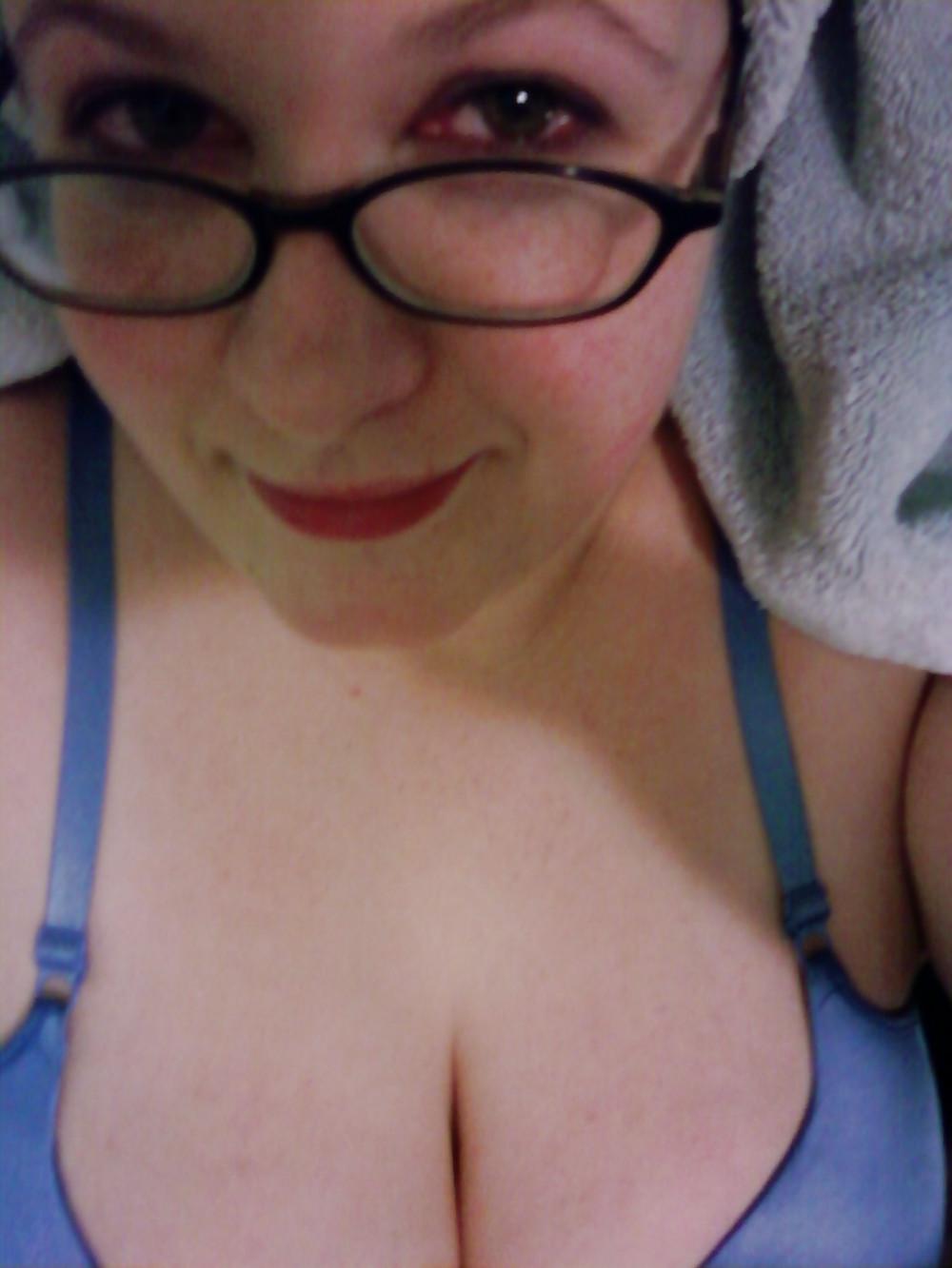 18P Curvy Cleavage Babe