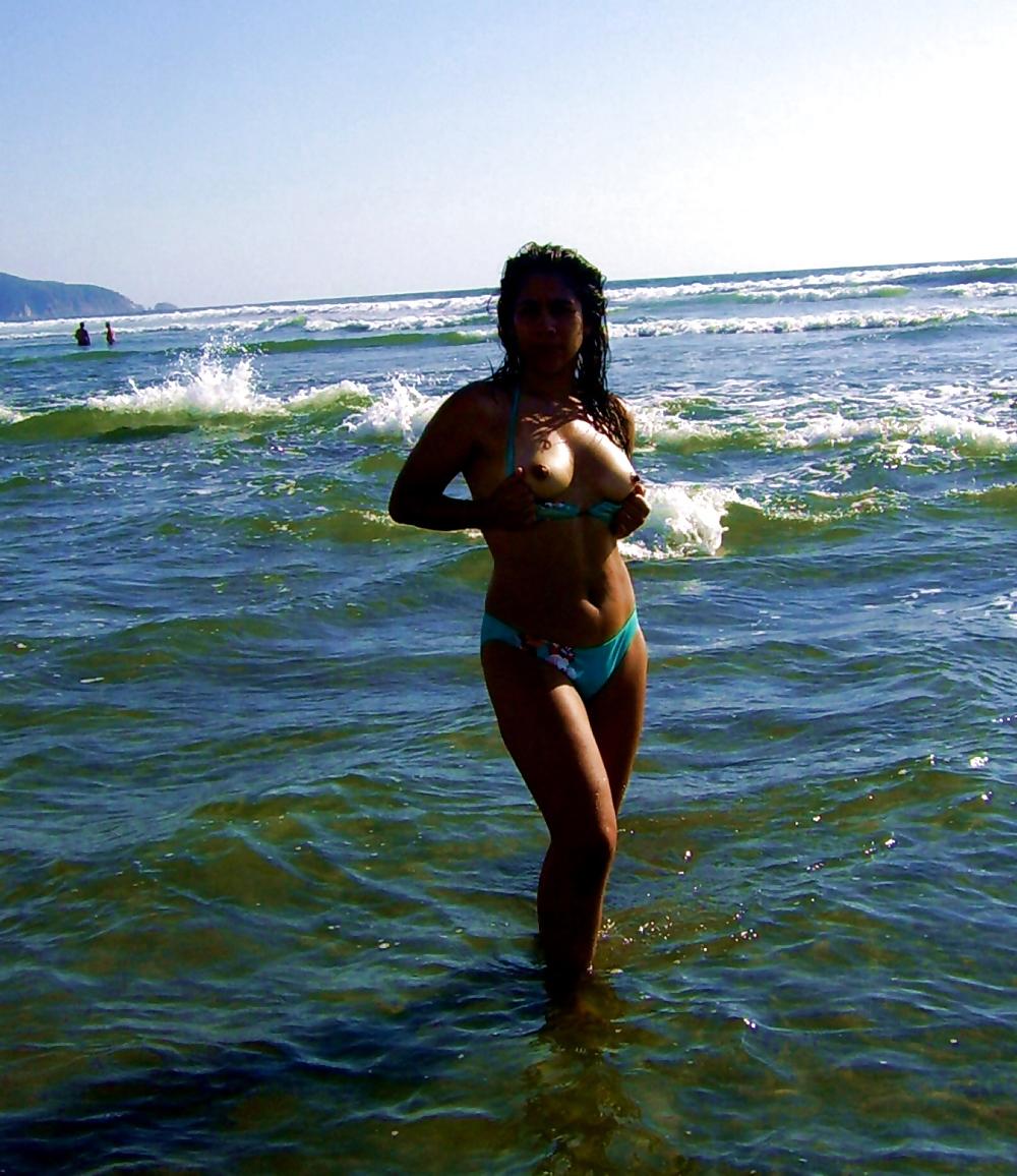 4P Hot amateur bec arbo shows her body in public