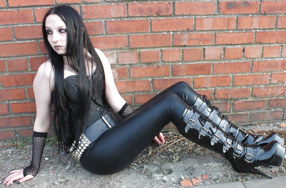 25P Busty latex goth....