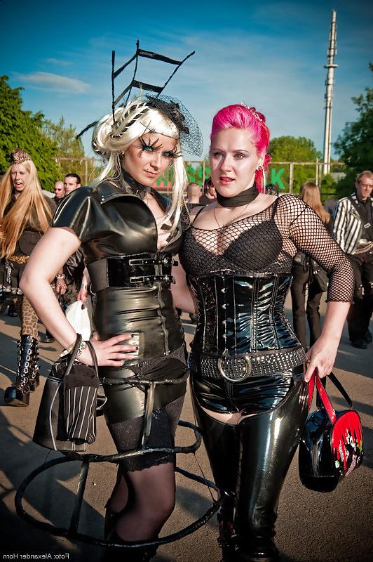 25P Busty latex goth....