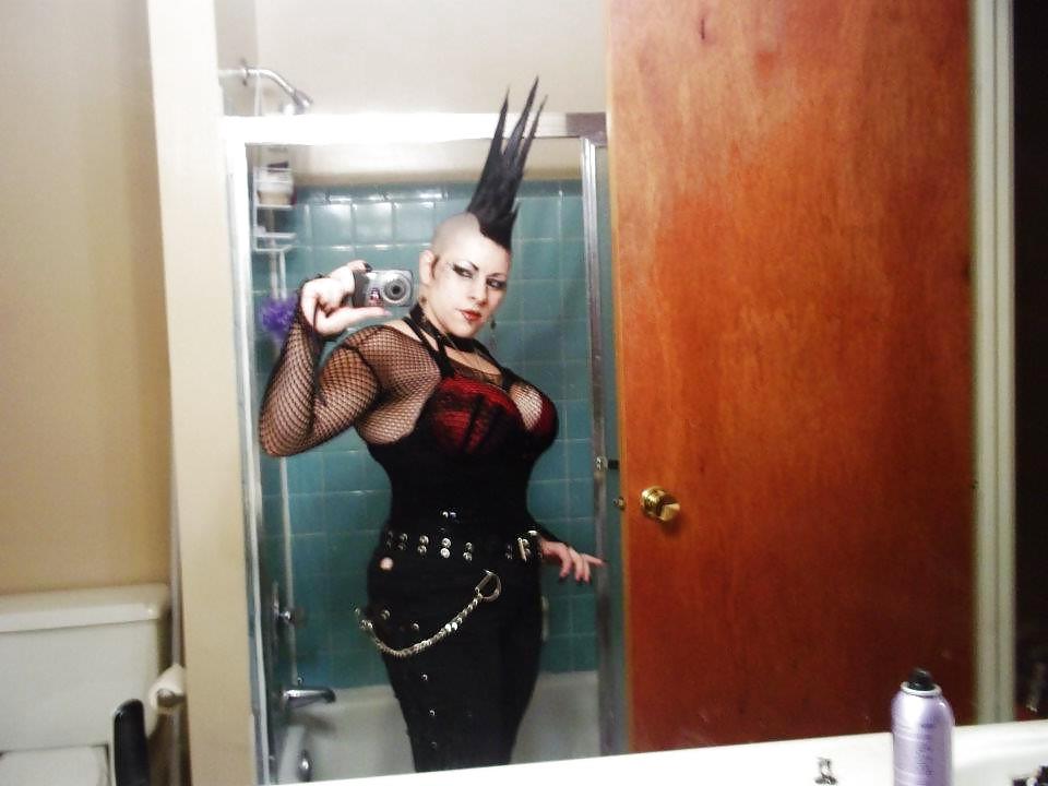 25P Busty latex goth....