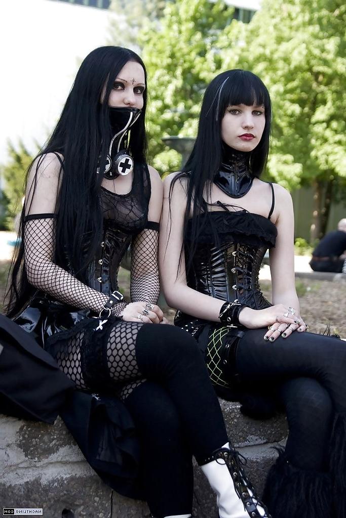 25P Busty latex goth....