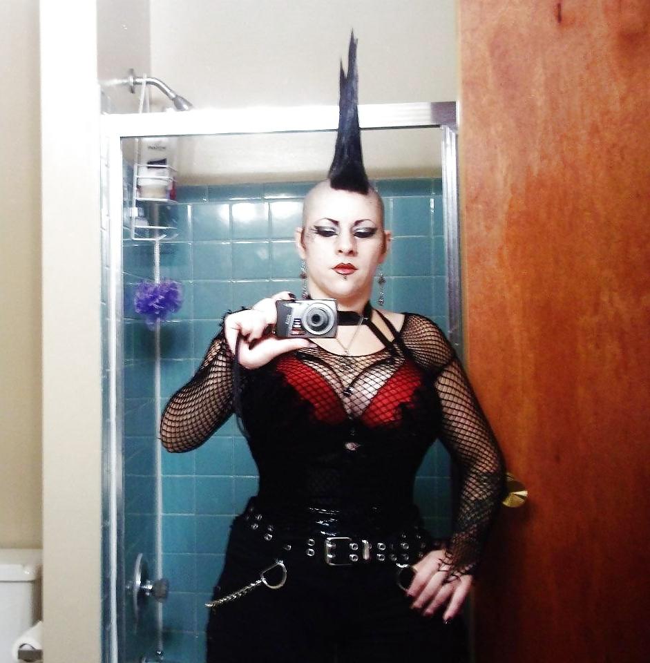 25P Busty latex goth....