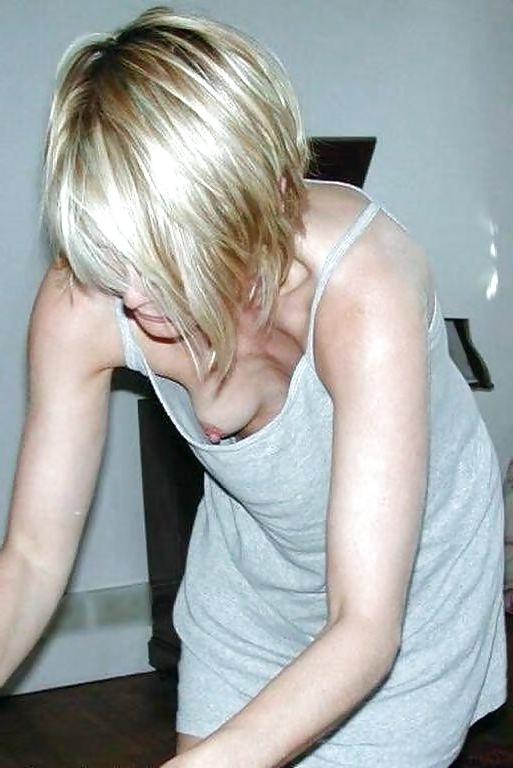 21P Downblouse cleavage