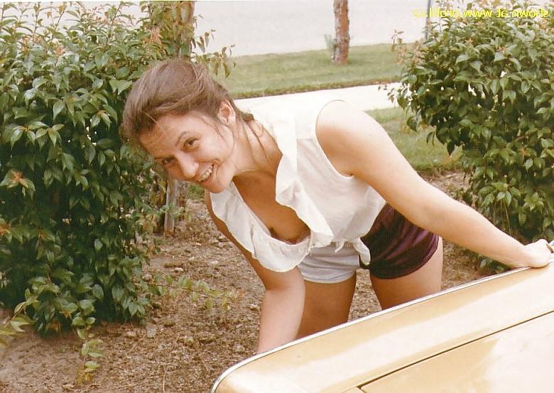 21P Downblouse cleavage