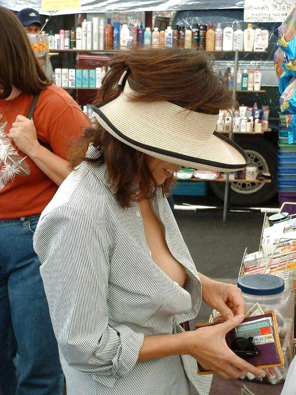 21P Downblouse cleavage