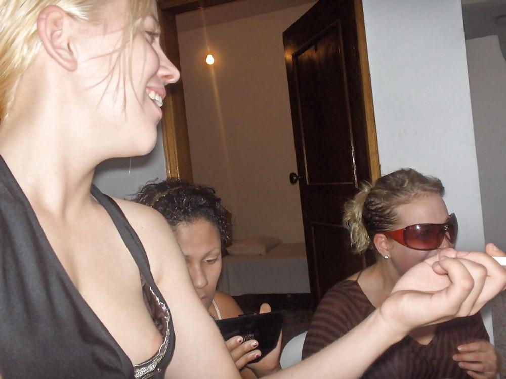 21P Downblouse cleavage