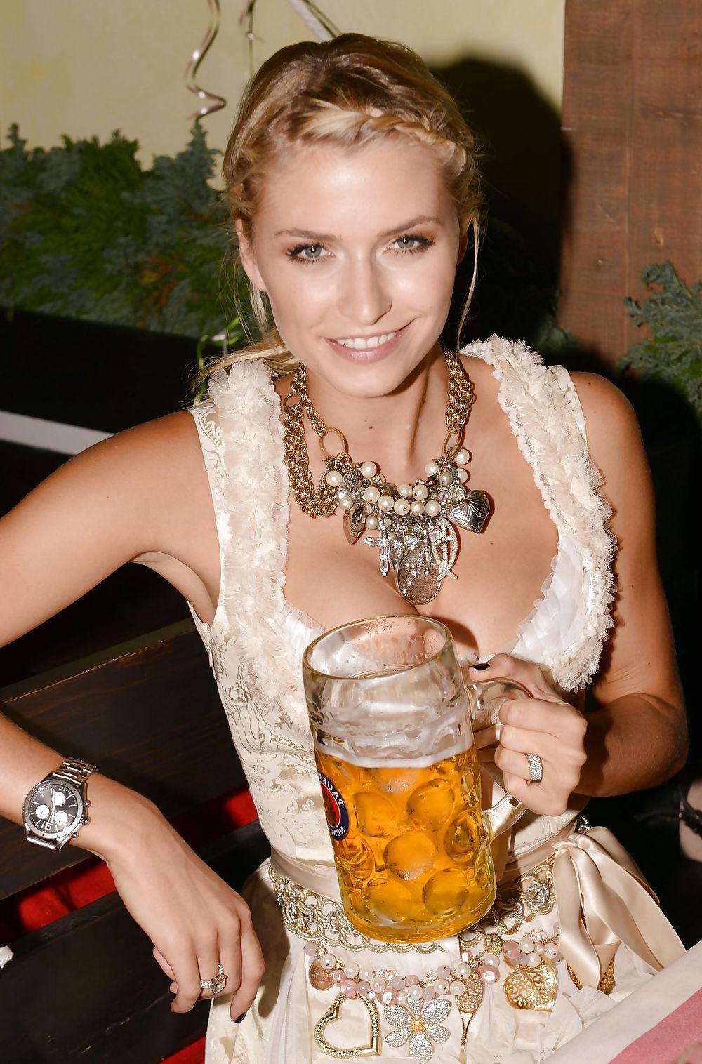 9P Lena Gercke - Oktoberfest Cleavage