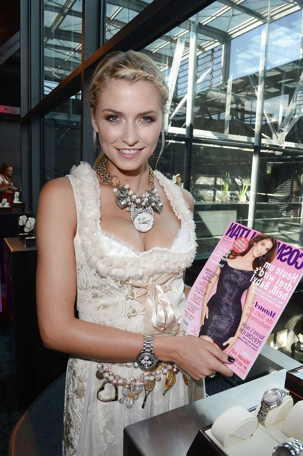 9P Lena Gercke - Oktoberfest Cleavage