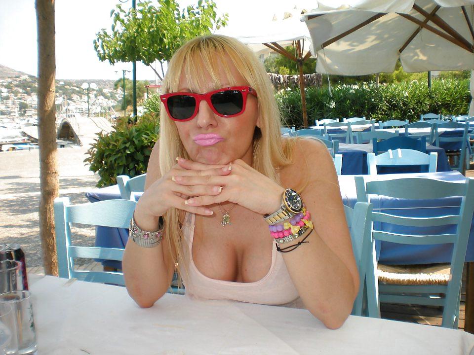25P Downblouse - Cleavage 9