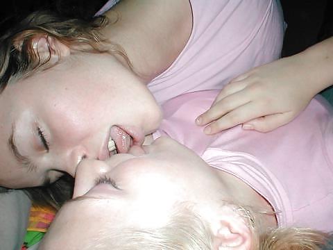 19P Girls kissing girls