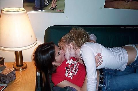 19P Girls kissing girls
