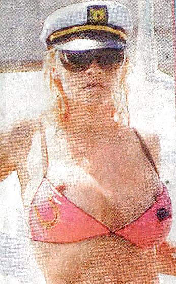21P Celeb nip slip