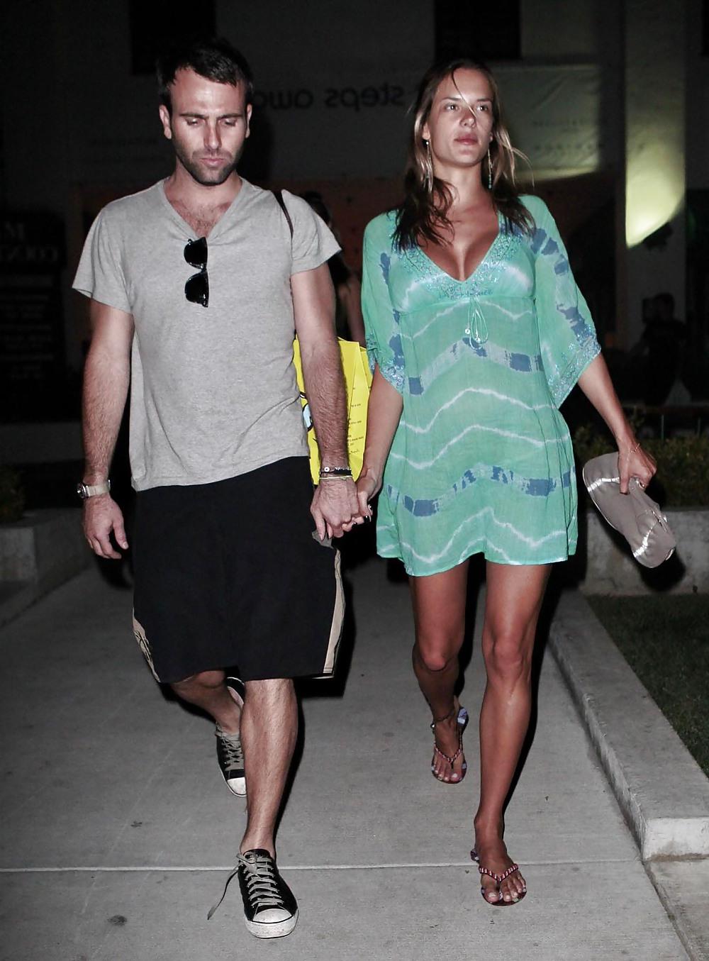 7P Alessandra Ambrosio - Got Cleavage