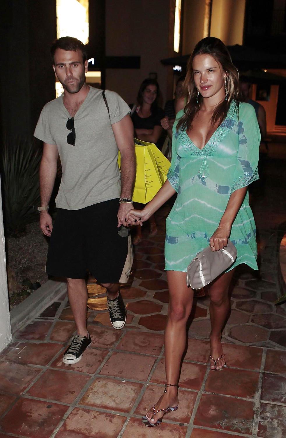 7P Alessandra Ambrosio - Got Cleavage