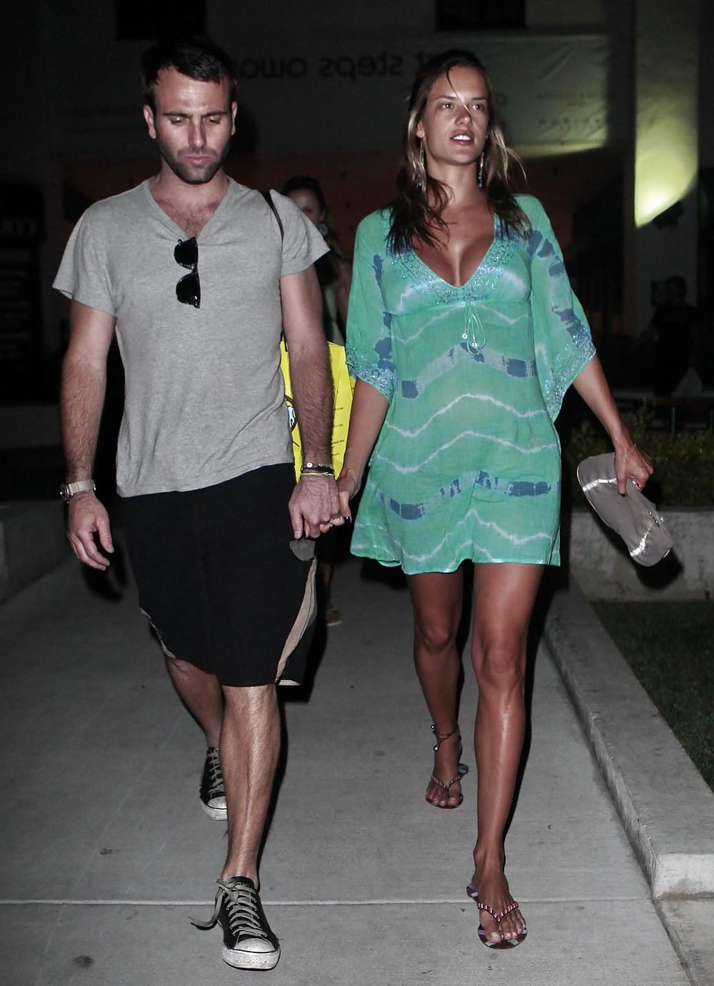 7P Alessandra Ambrosio - Got Cleavage