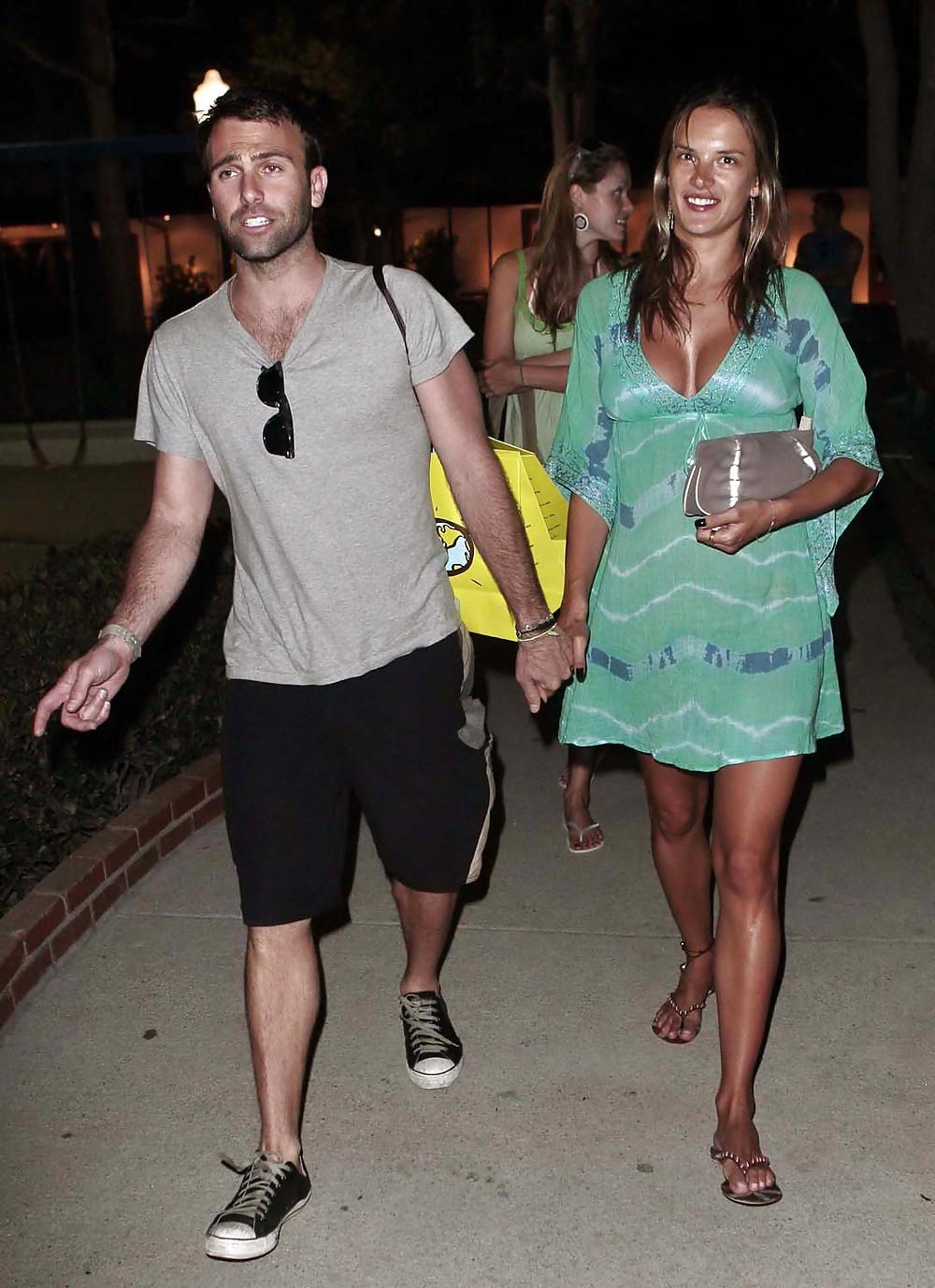 7P Alessandra Ambrosio - Got Cleavage