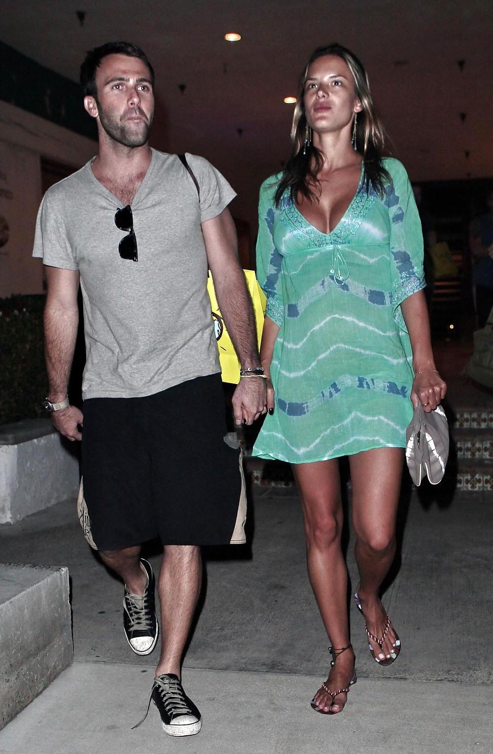 7P Alessandra Ambrosio - Got Cleavage
