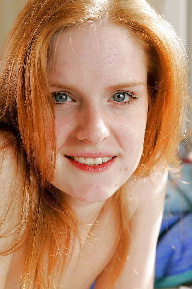 16P Gorgeous redhead Carissa showing off