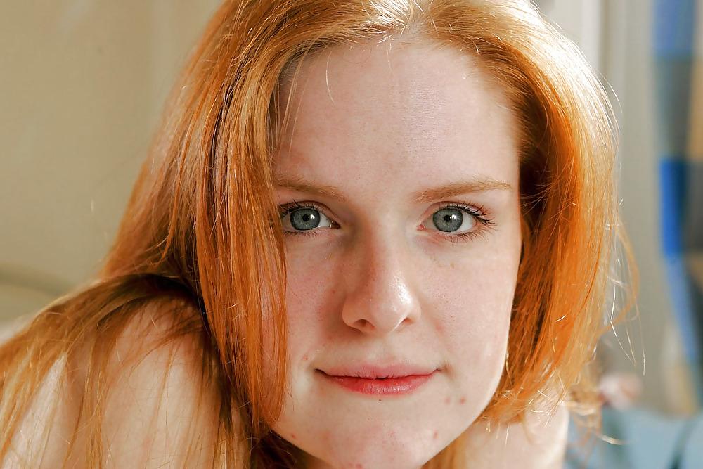 16P Gorgeous redhead Carissa showing off