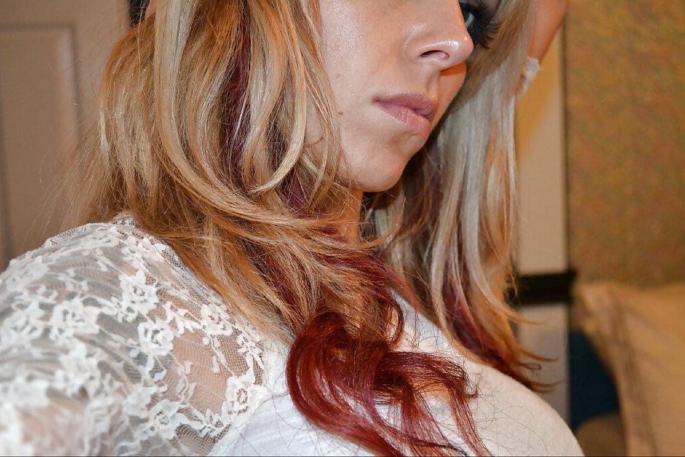 13P Nina: Wunderschöne MILF mit künstlichen Titten