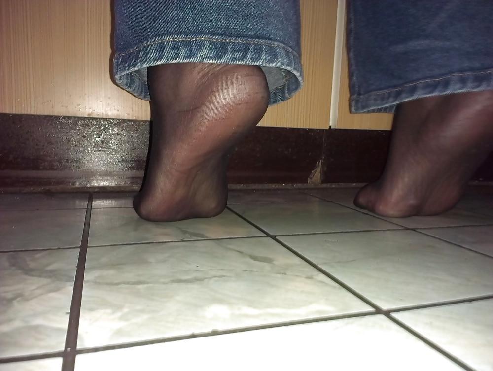 7P 46 yo feet in the kitchen